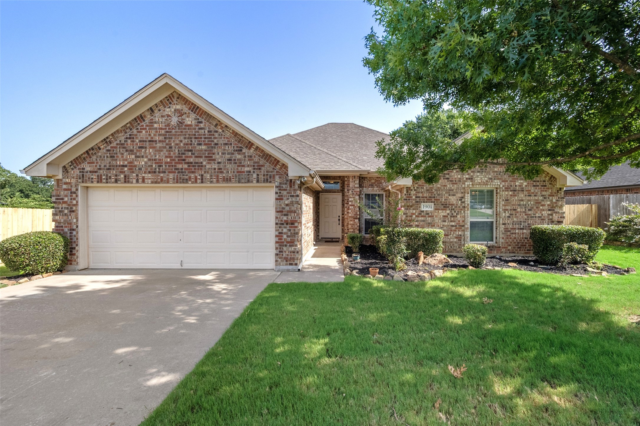 1901 Mary Ann Lane Burleson TX 76028