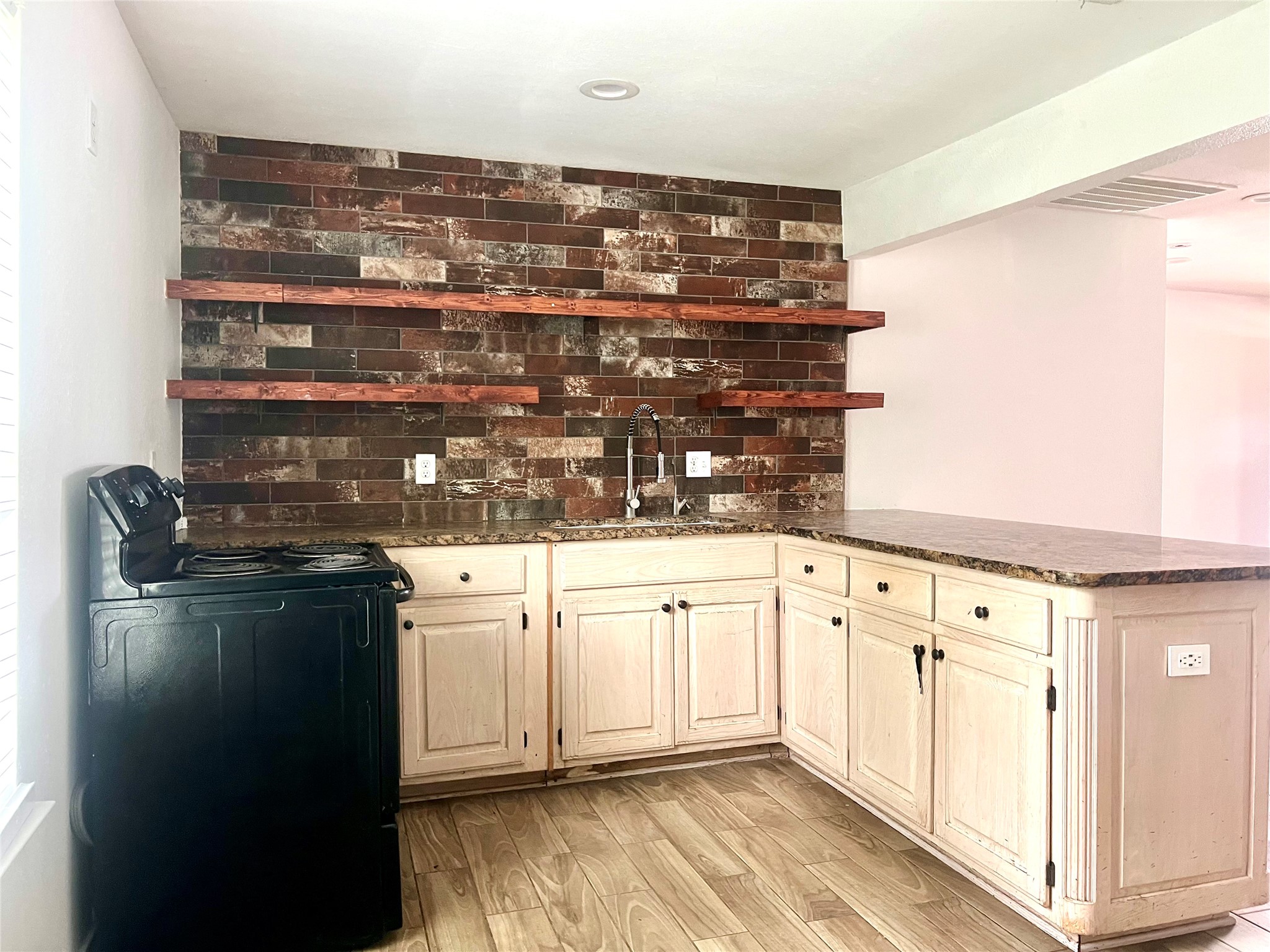1919 E Ledbetter Drive Dallas TX 75216