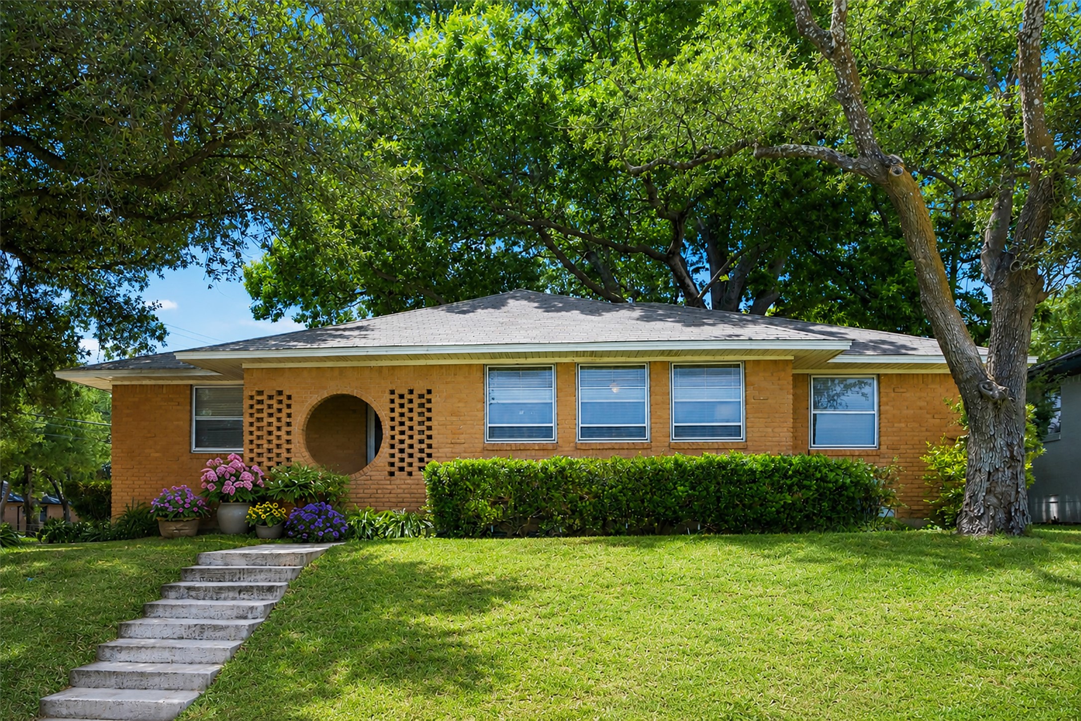 635 Classen Drive Dallas TX 75218