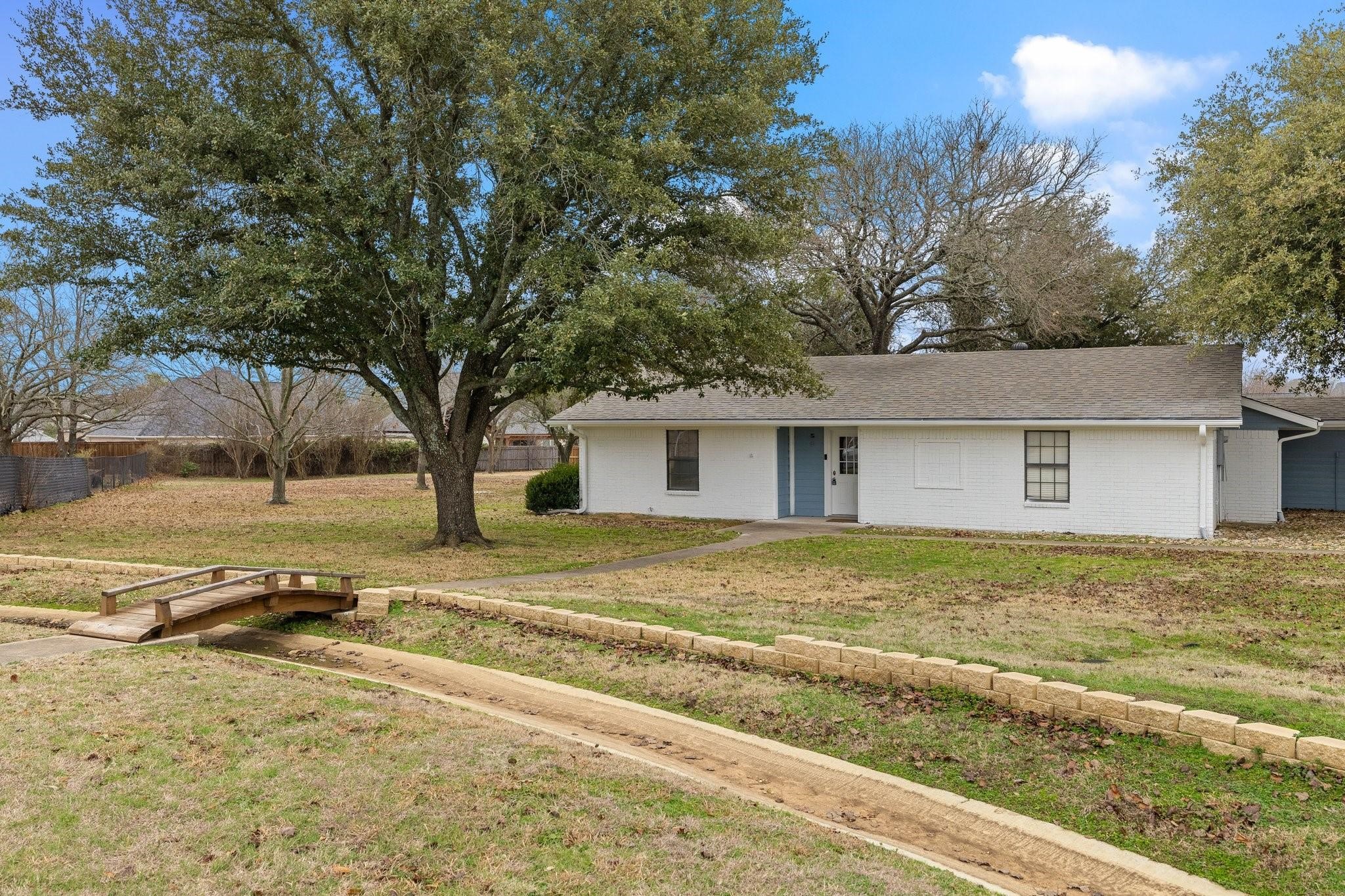 102 Bowie Cove Gainesville TX 76240