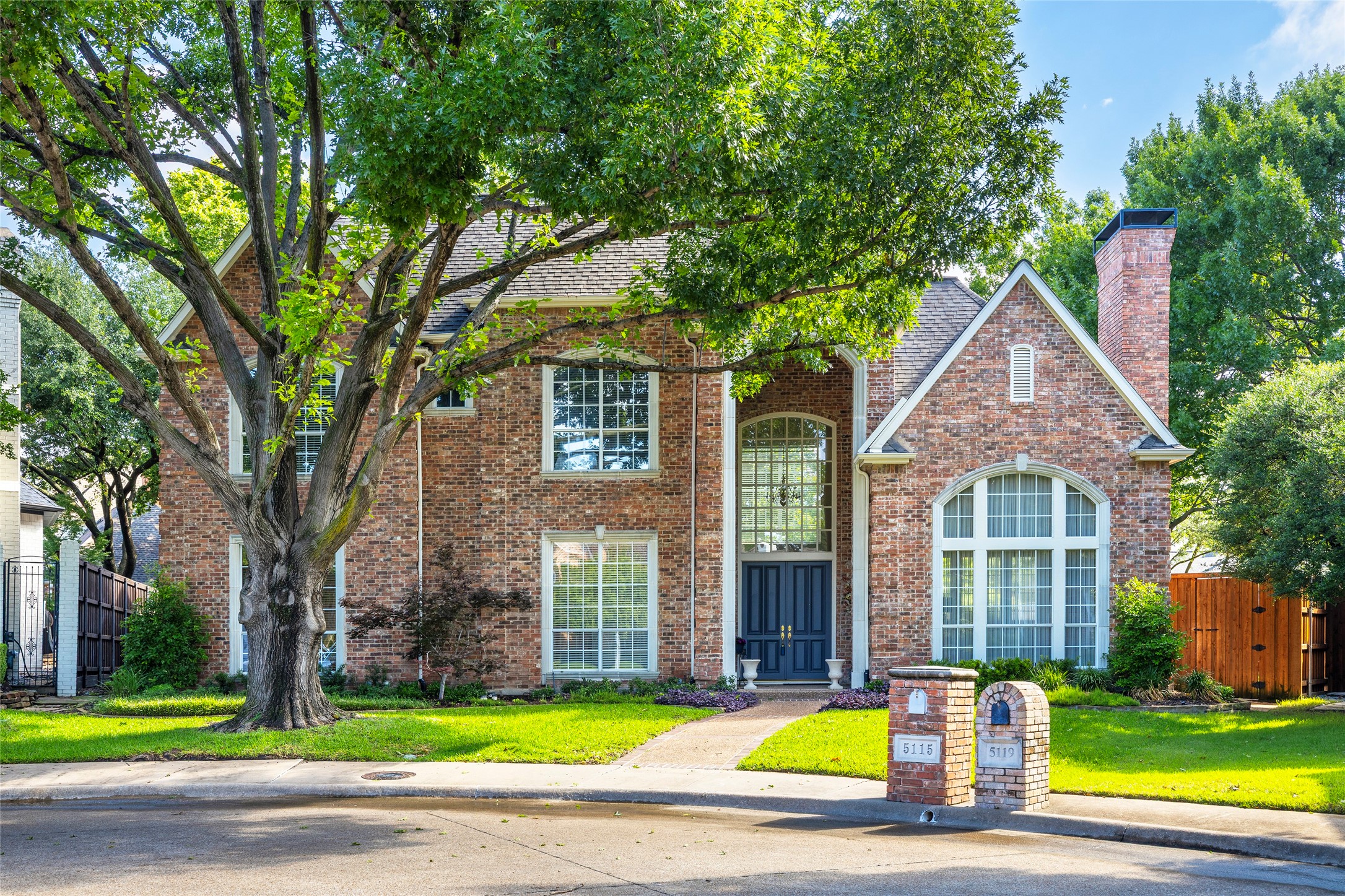 Dallas TX, 5115 Oak Tree Circle