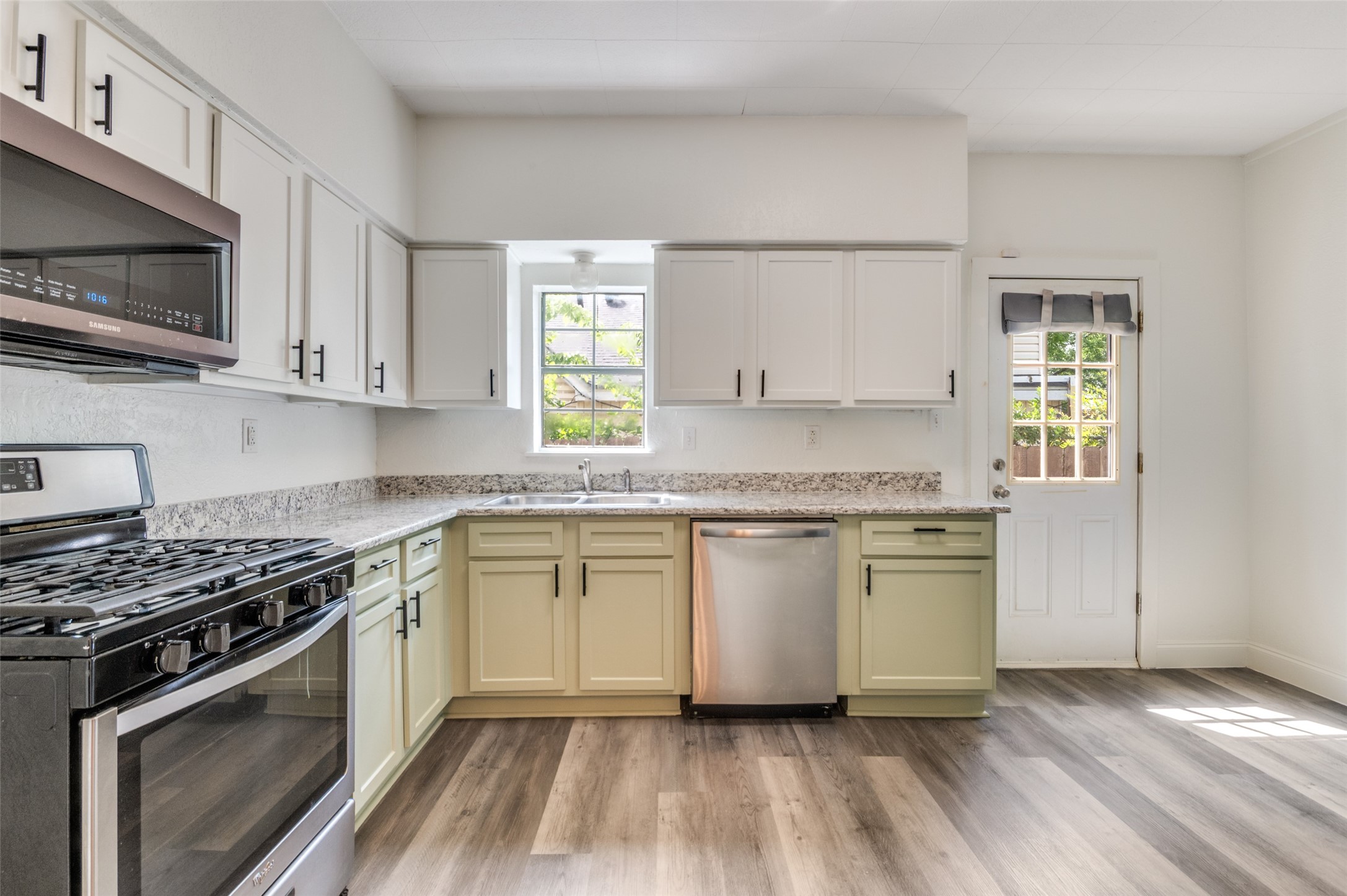 2857 W 12th Street Dallas TX 75211