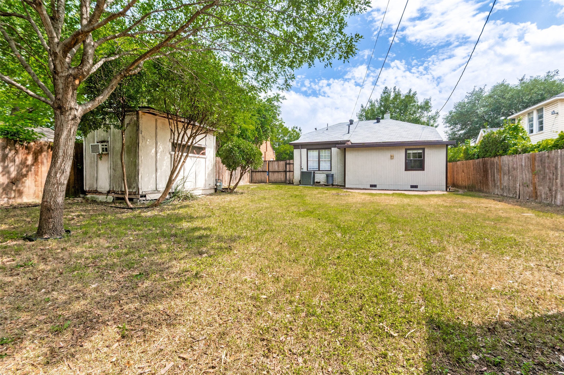 2857 W 12th Street Dallas TX 75211