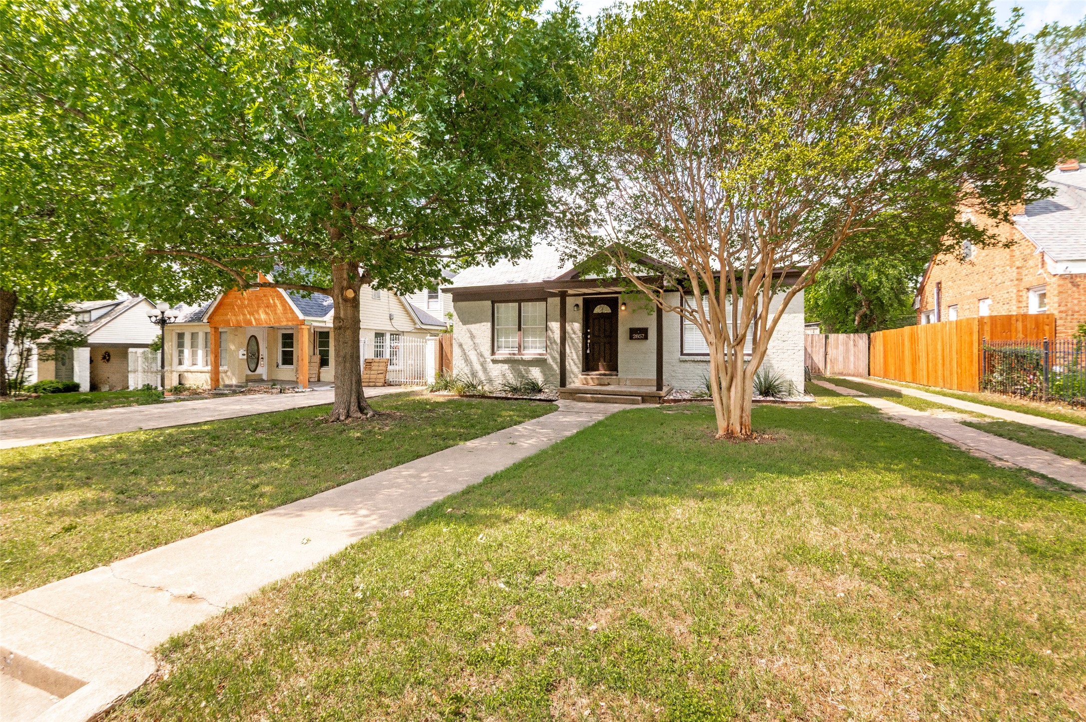 2857 W 12th Street Dallas TX 75211