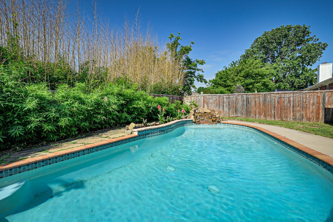 906 W Lynn Creek Drive Arlington TX 76001