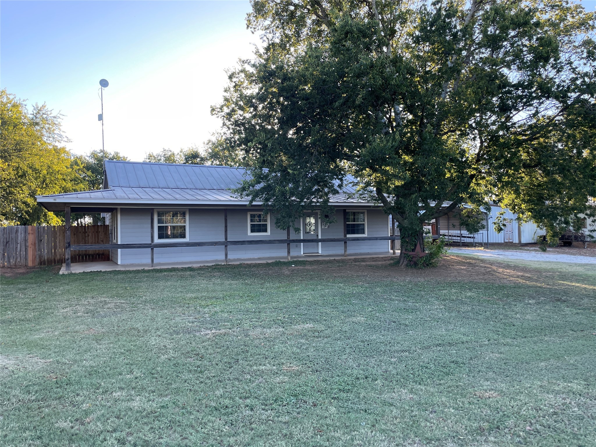 208 N Stadium Drive Alvord TX 76225