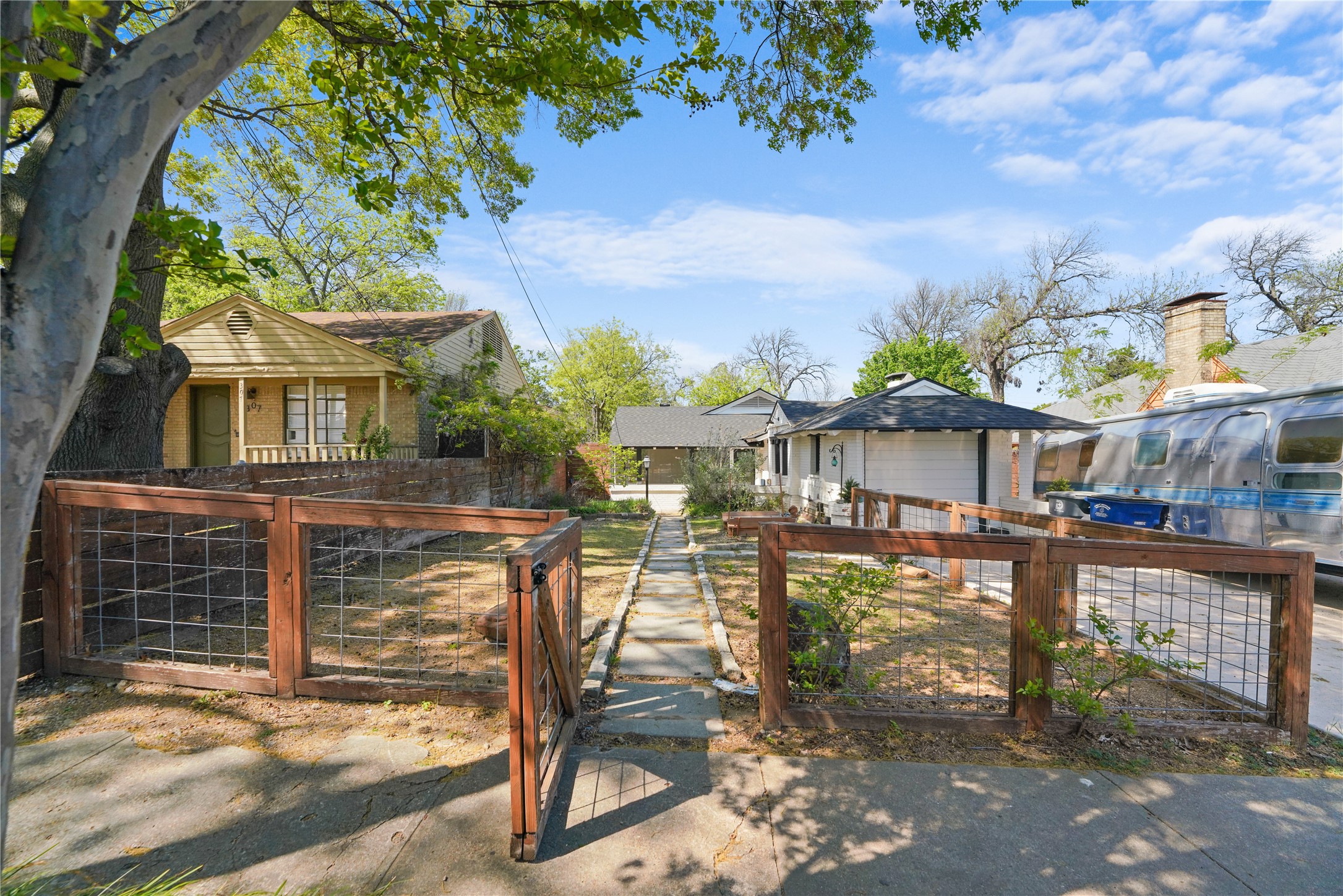 311 N Tennant Street Dallas TX 75208