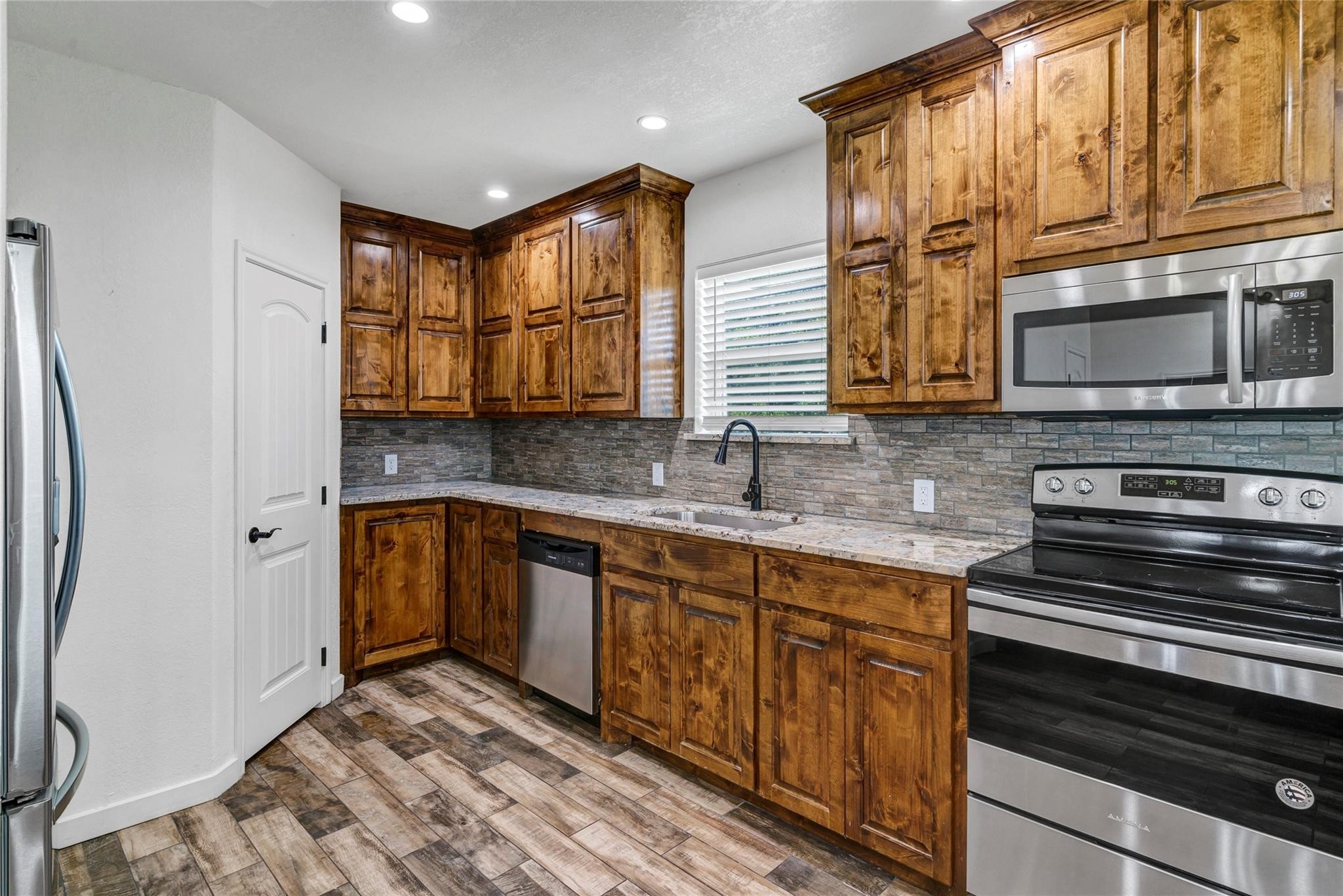 200 Peninsula Court Bluff Dale TX 76433