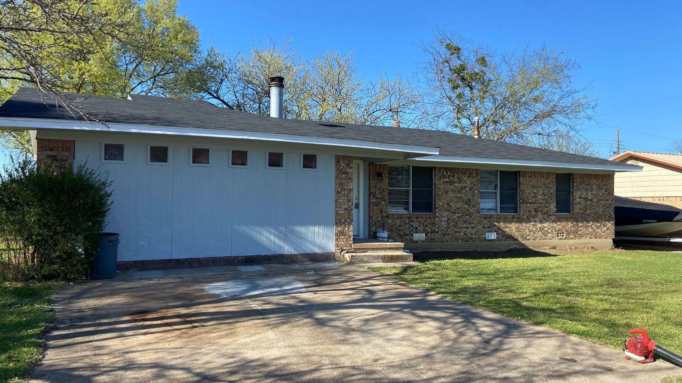 320 W Carter Street Savoy TX 75479