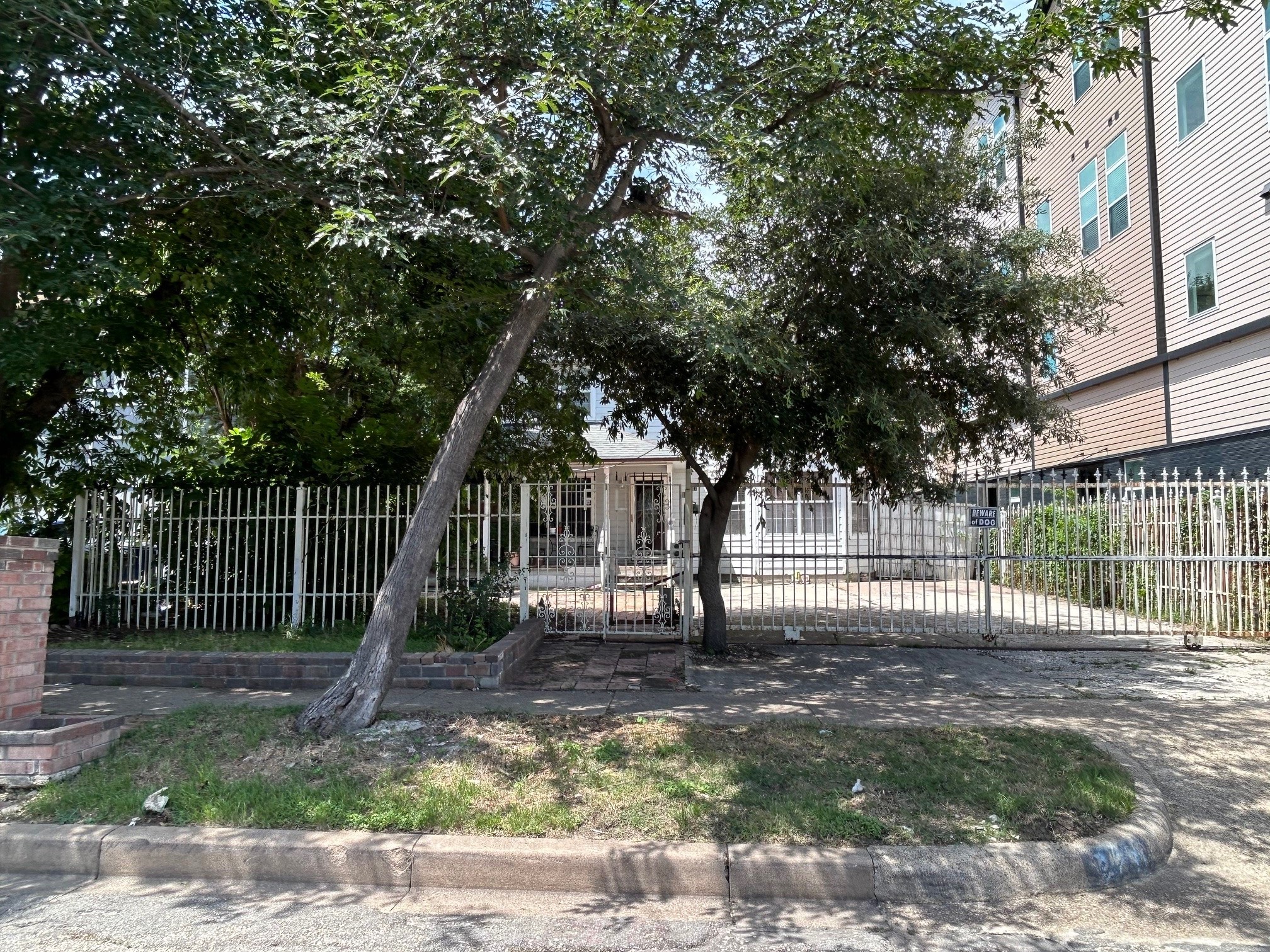 731 W 10th Street Dallas TX 75208