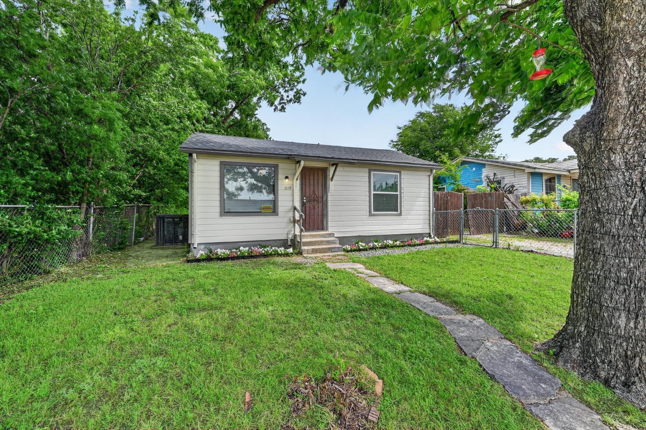 1119 E Cantey Street Fort Worth TX 76104