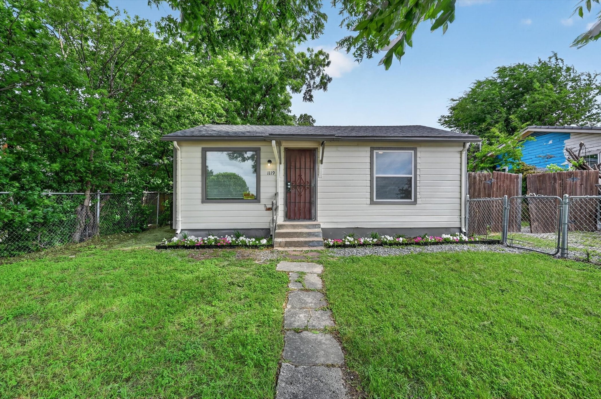 1119 E Cantey Street Fort Worth TX 76104