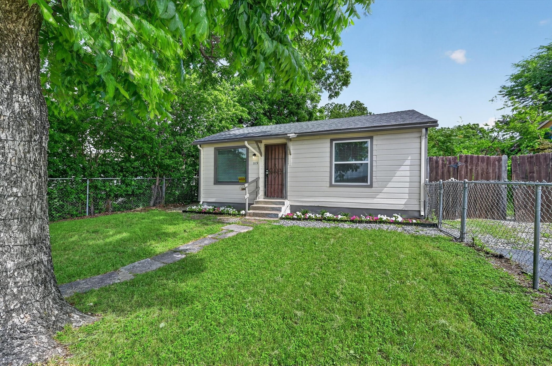 1119 E Cantey Street Fort Worth TX 76104