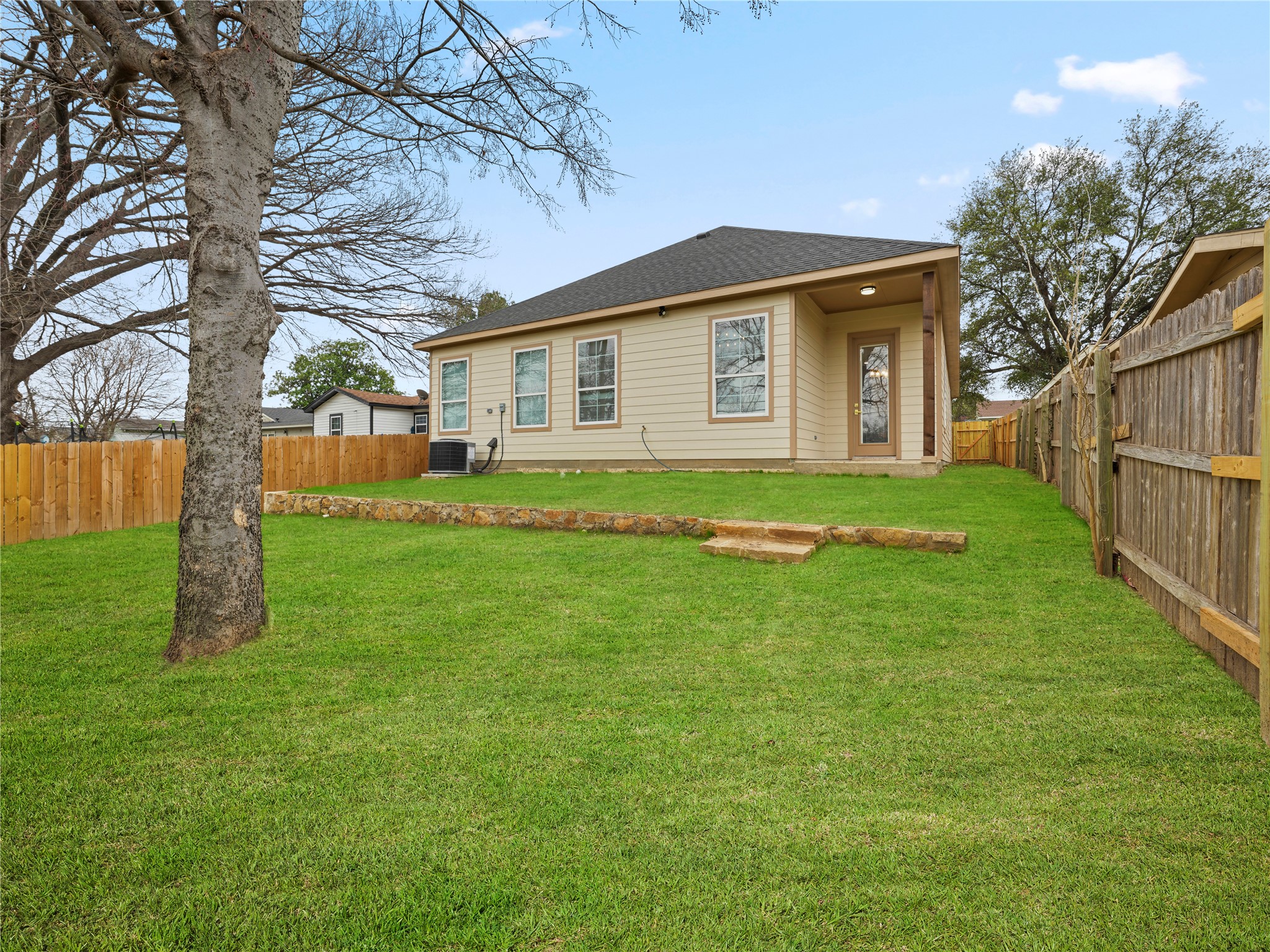 1033 E Bowie Street Fort Worth TX 76104