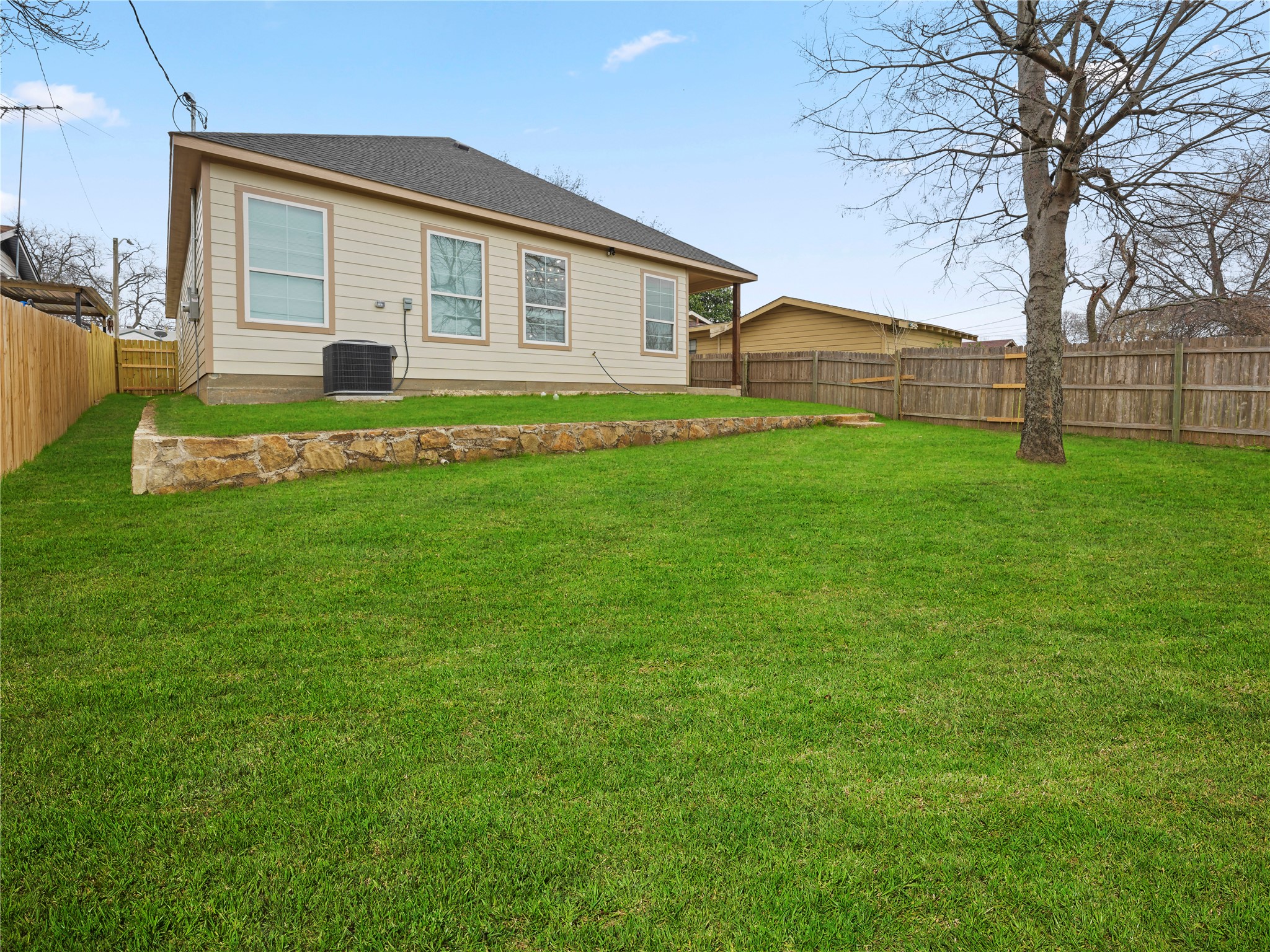 1033 E Bowie Street Fort Worth TX 76104