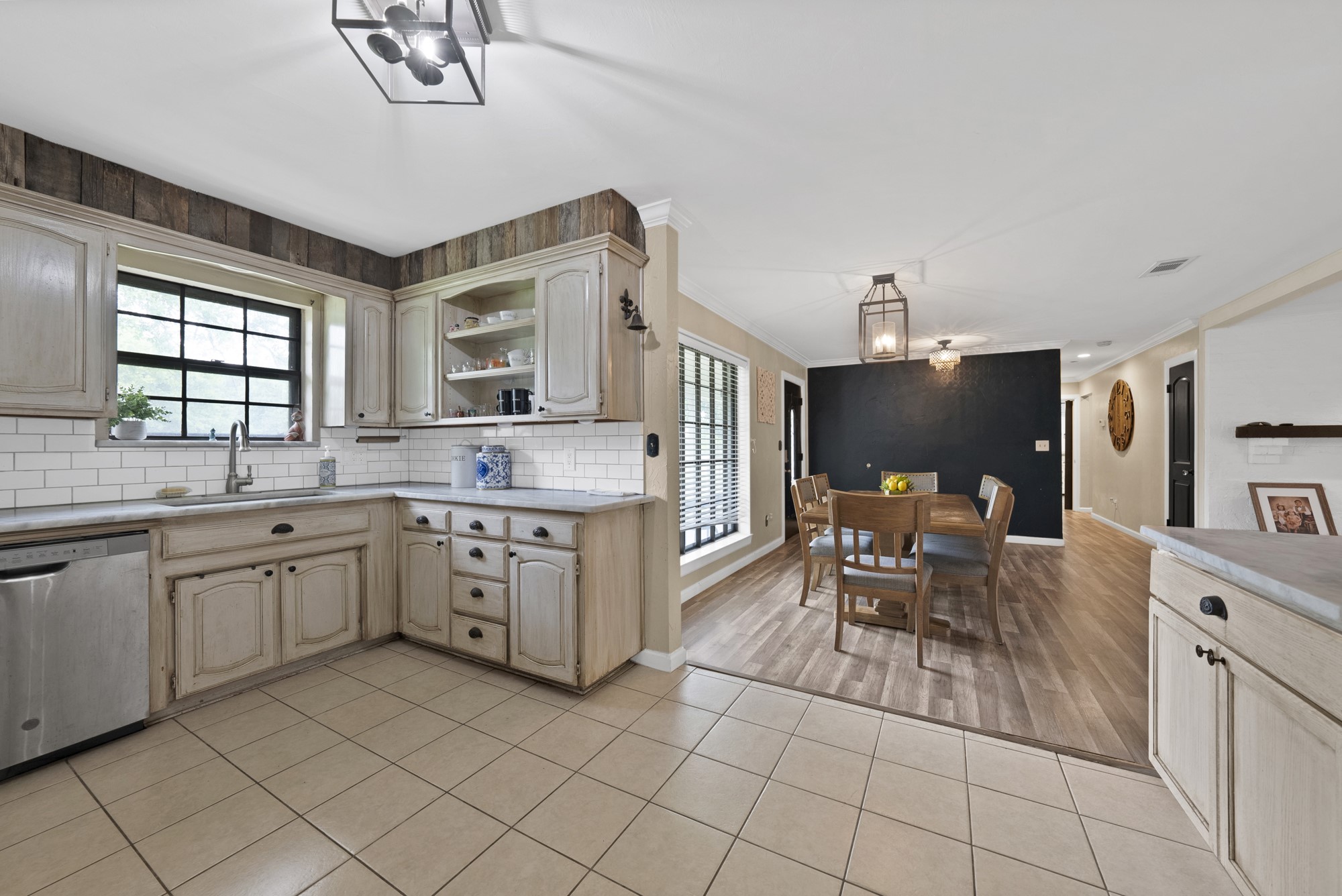 126 Oak Lane Burleson TX 76028