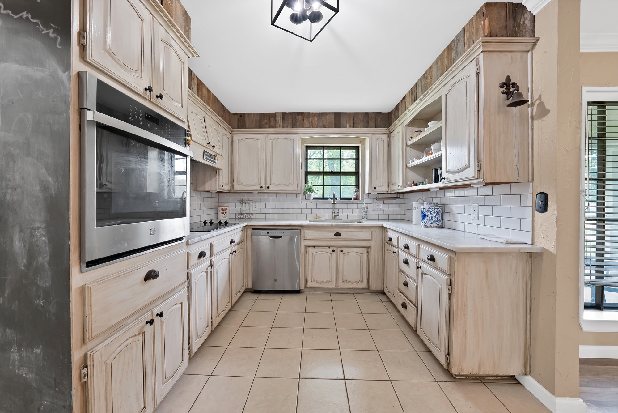 126 Oak Lane Burleson TX 76028