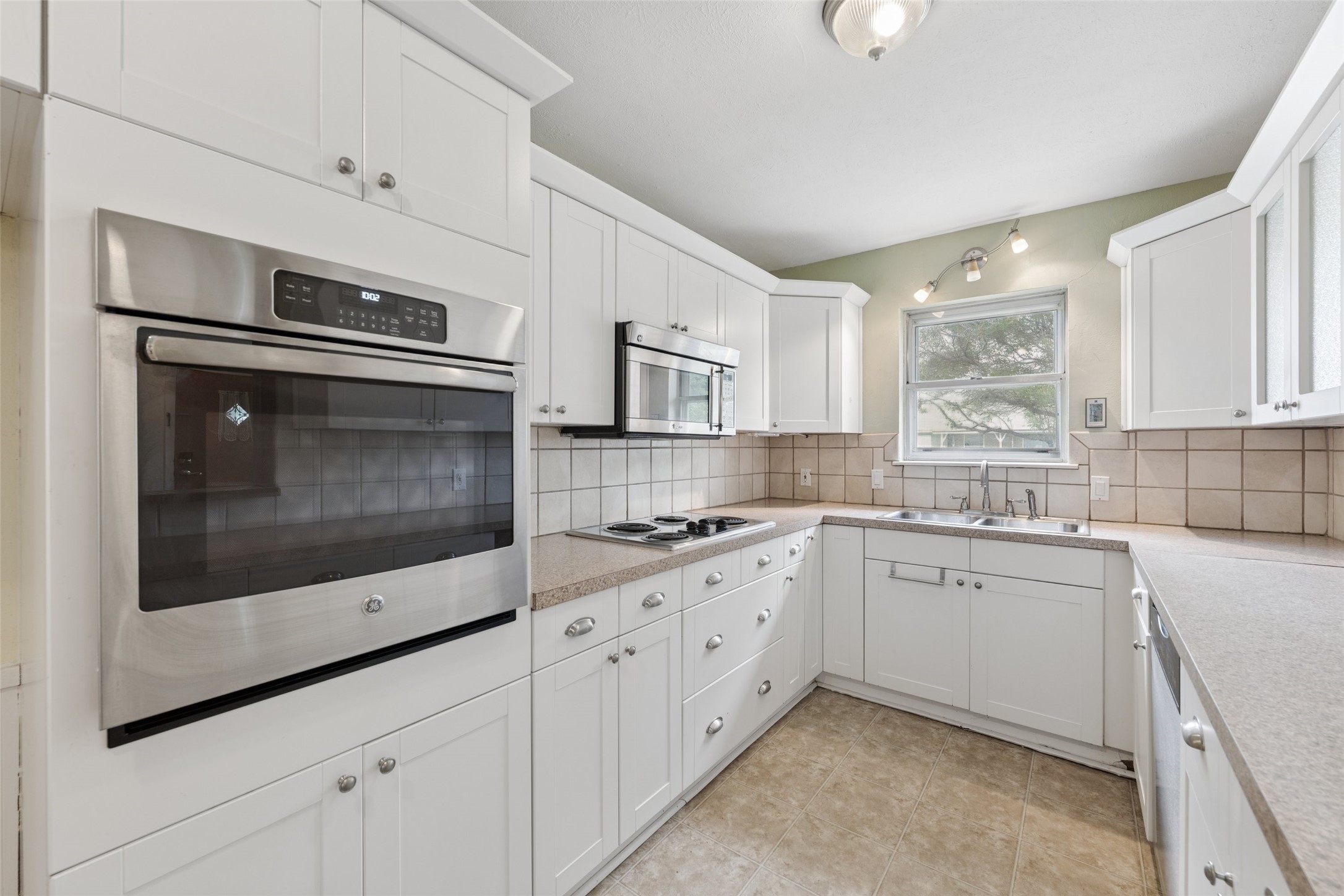 1607 Windlea Drive Euless TX 76040
