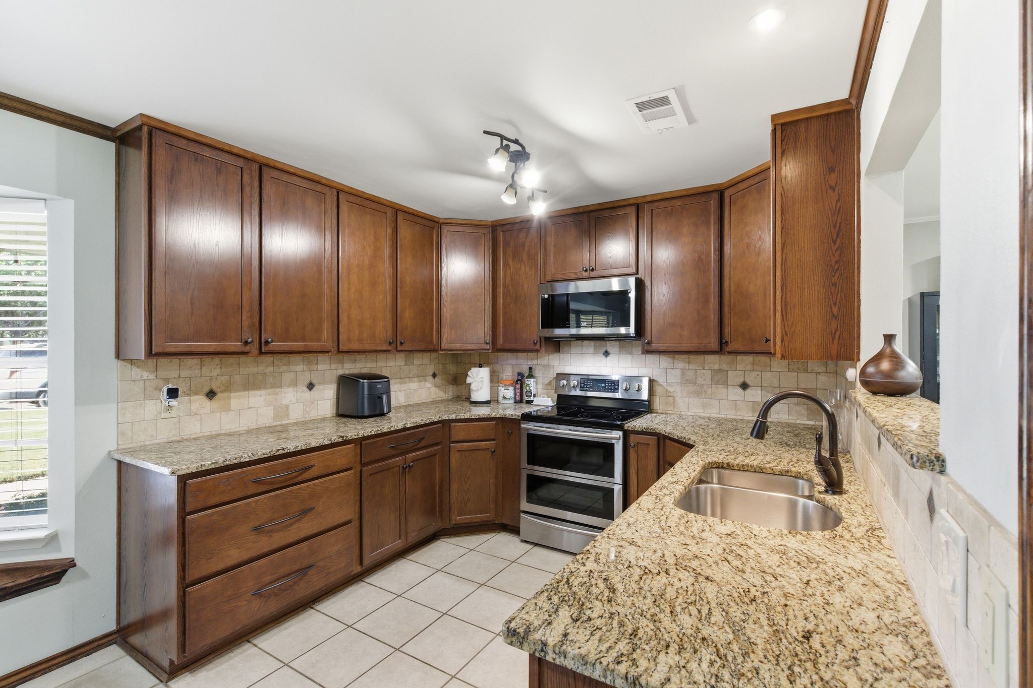 8516 Crestview Drive North Richland Hills TX 76182