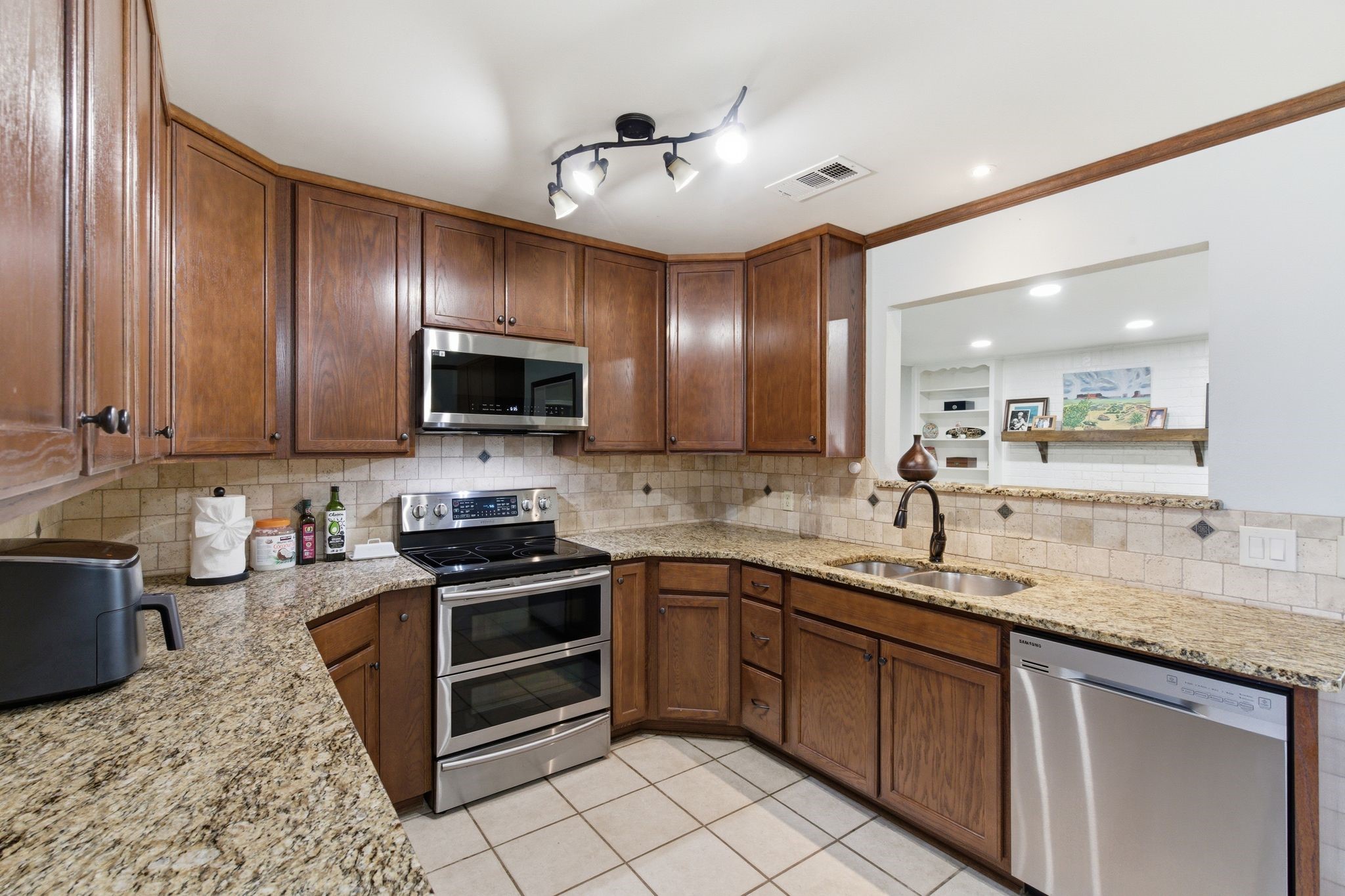 8516 Crestview Drive North Richland Hills TX 76182
