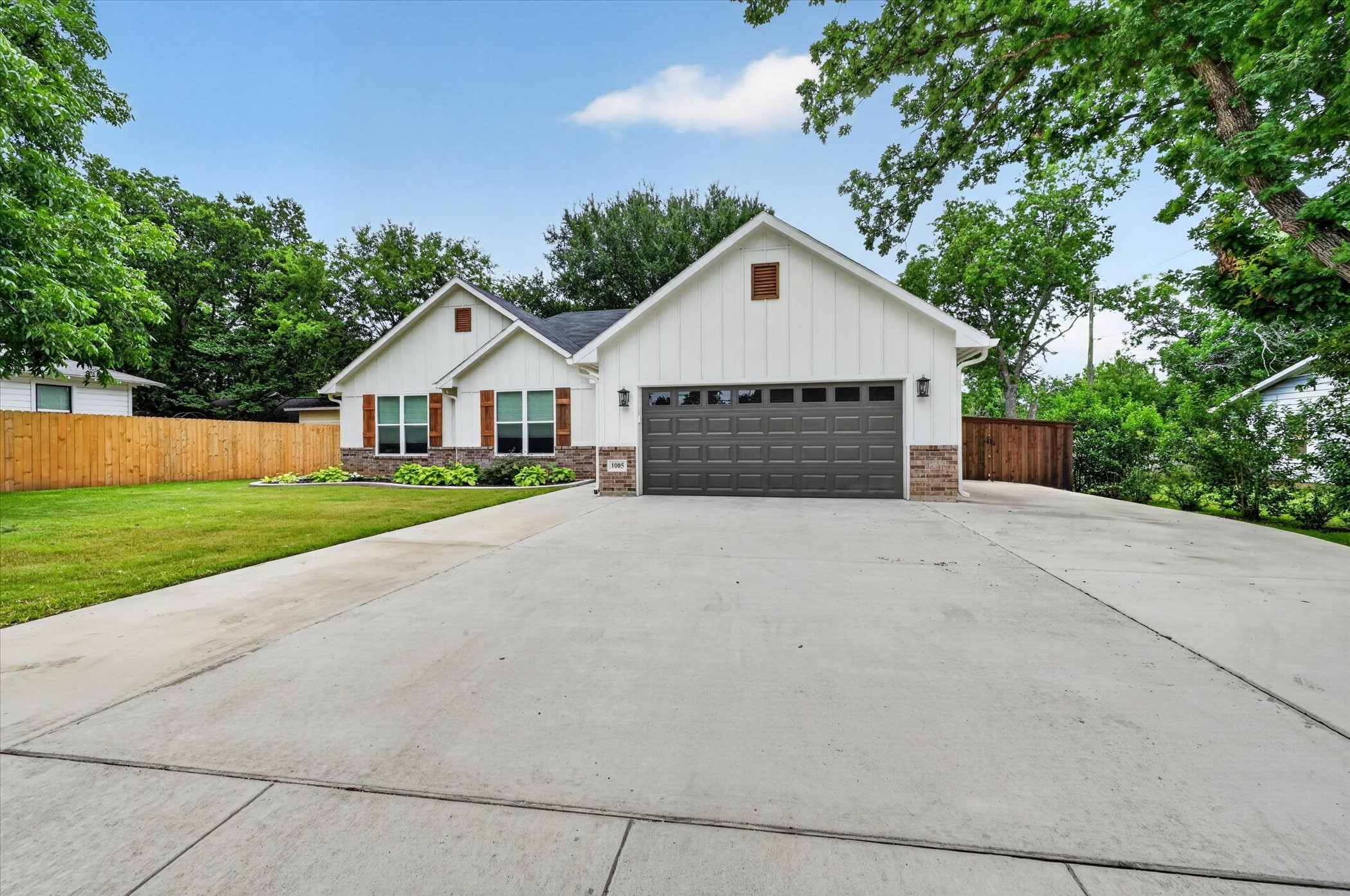 1005 W Chambers Street Cleburne TX 76033