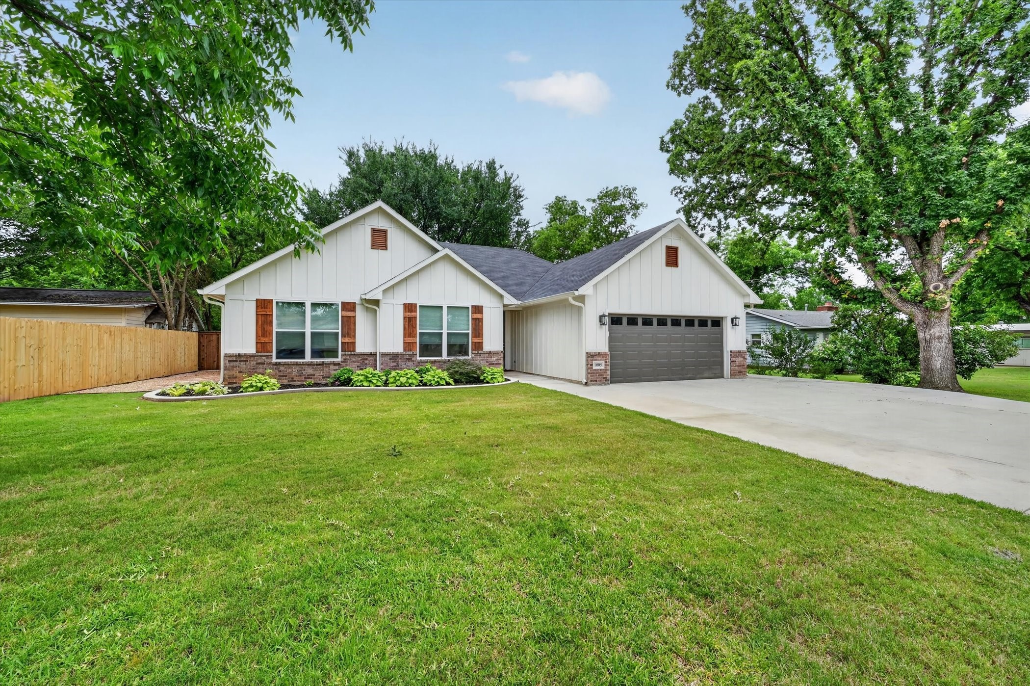 1005 W Chambers Street Cleburne TX 76033