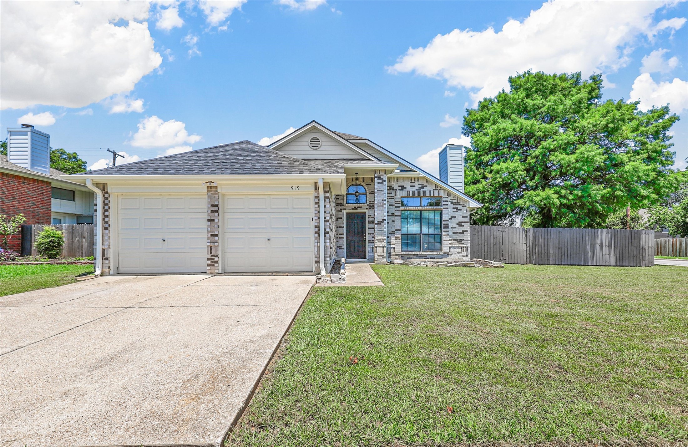 919 W Lynn Creek Drive Arlington TX 76001