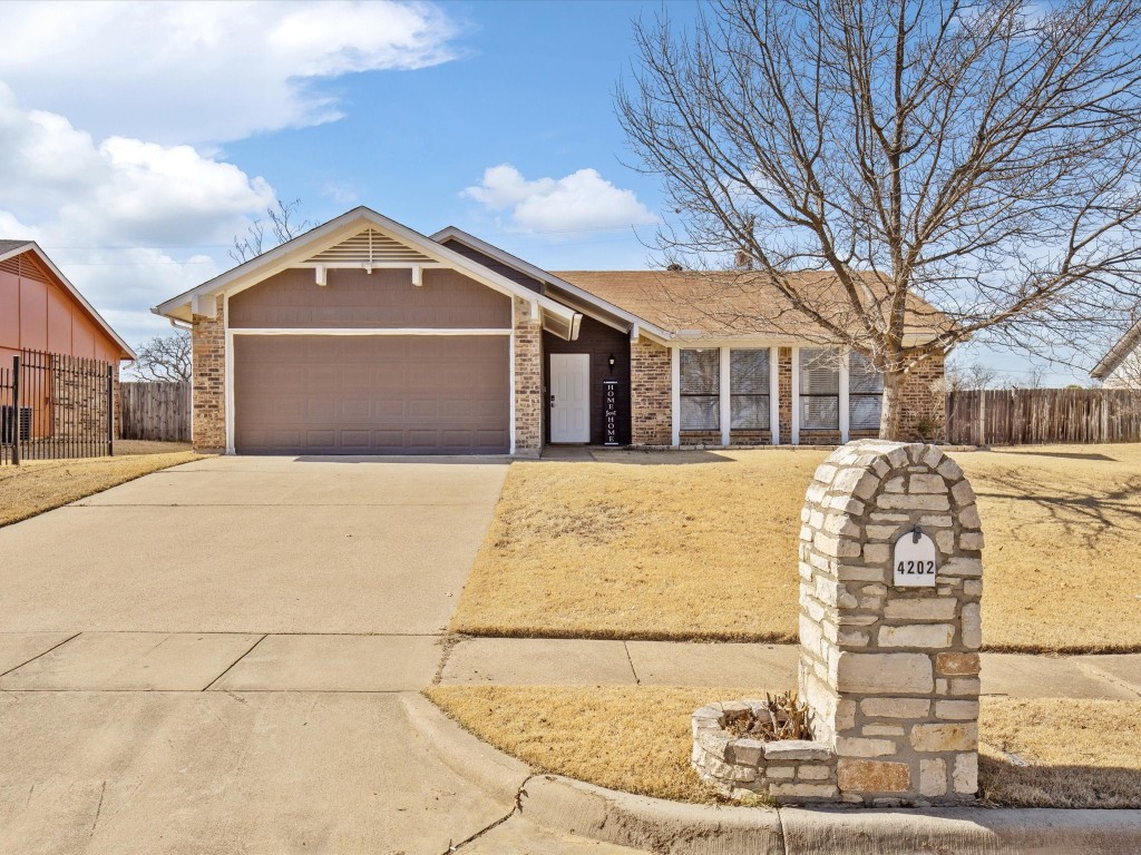 4202 Ravenhill Lane Arlington TX 76016
