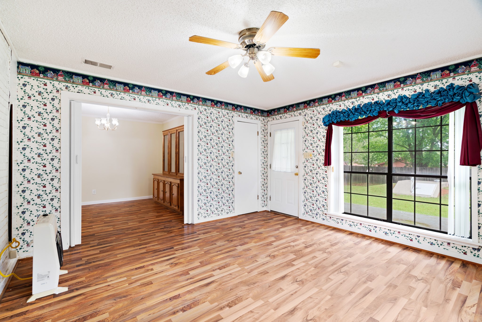 3225 E Houston Street Paris TX 75460