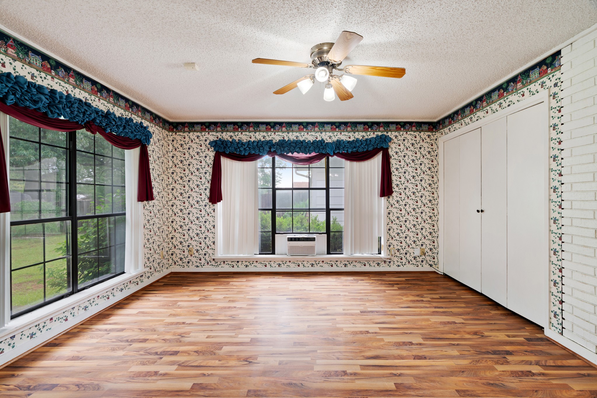 3225 E Houston Street Paris TX 75460