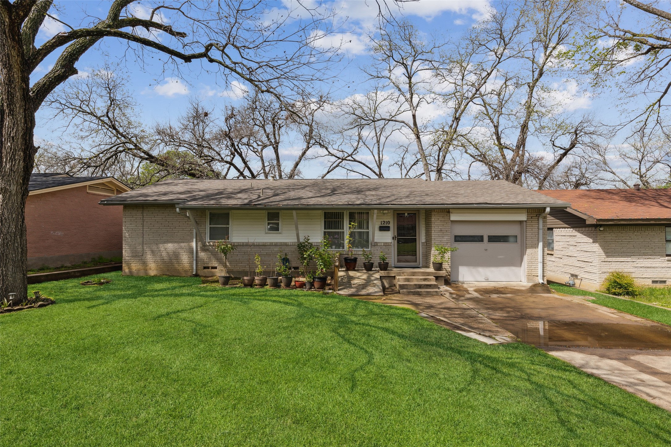 1210 Hillside Drive Grand Prairie TX 75051
