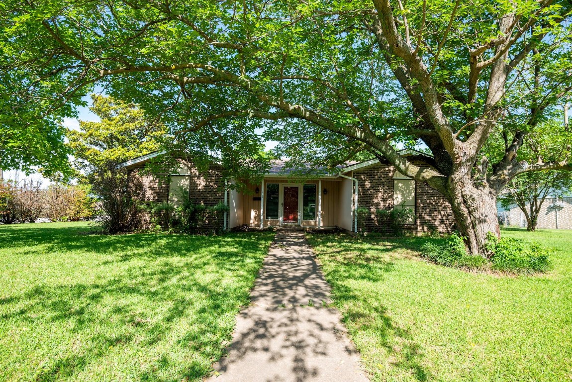 201 Lester Street Burleson TX 76028