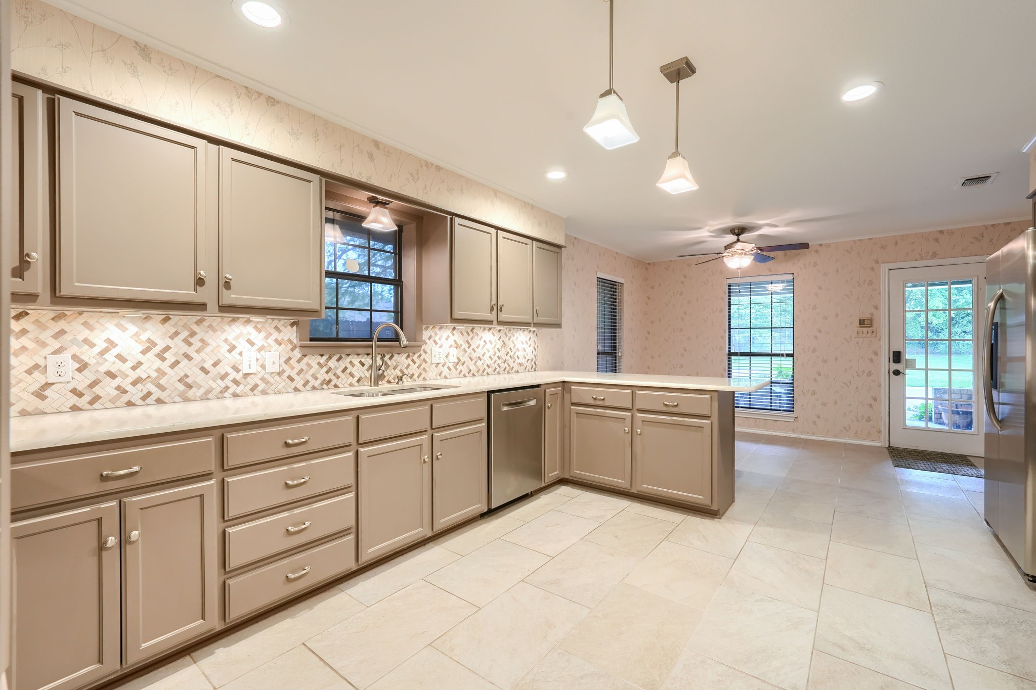 2205 W Hull Street Denison TX 75020