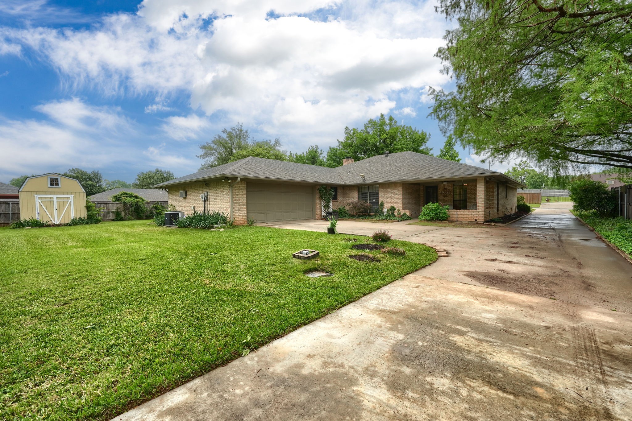 2205 W Hull Street Denison TX 75020