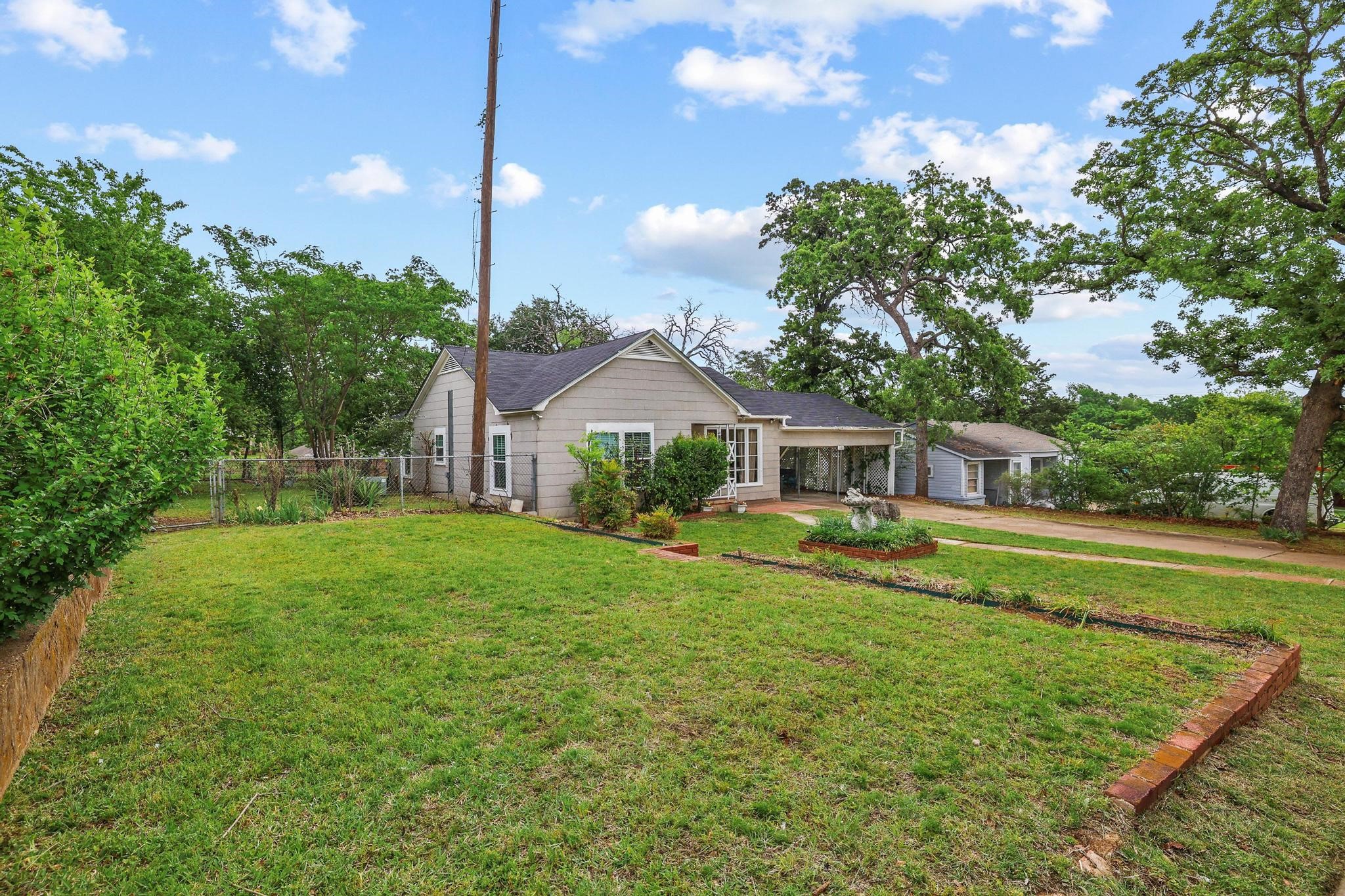 1107 W Hull Street Denison TX 75020