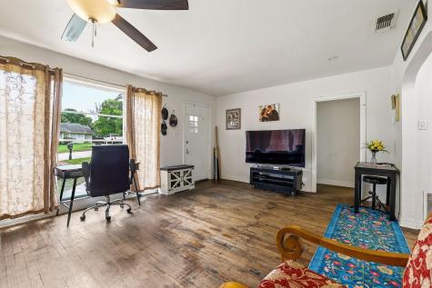 1107 W Hull Street Denison TX 75020