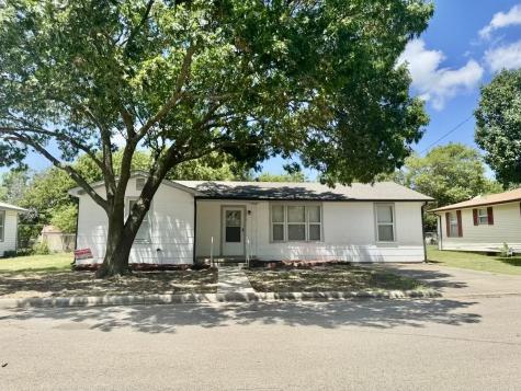 909 N Oak Street Muenster TX 76252