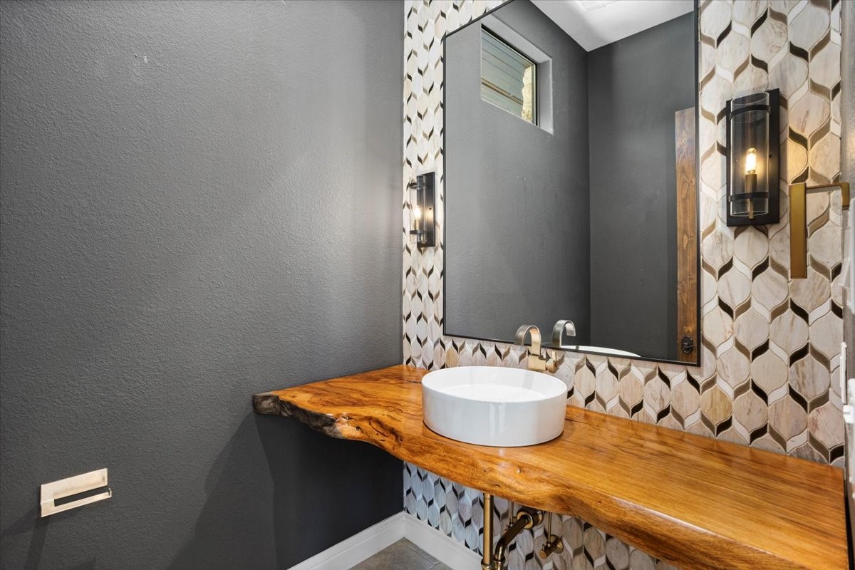 8225 Ashbriar Lane Fort Worth TX 76126