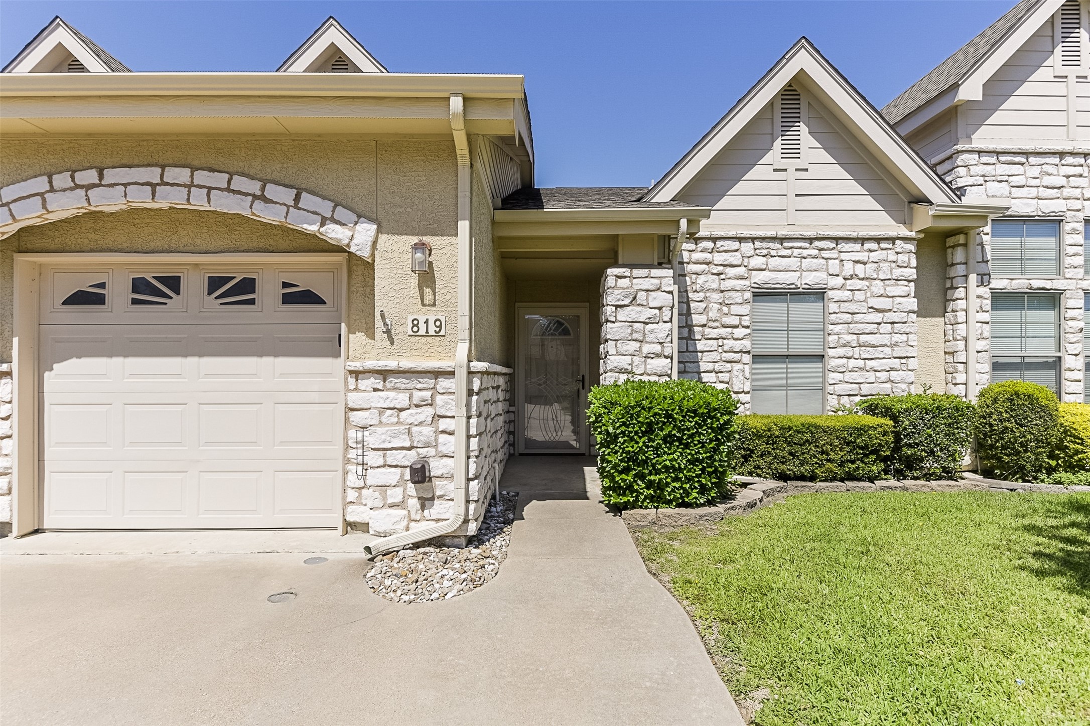 819 Earhart Avenue Grand Prairie TX 75051