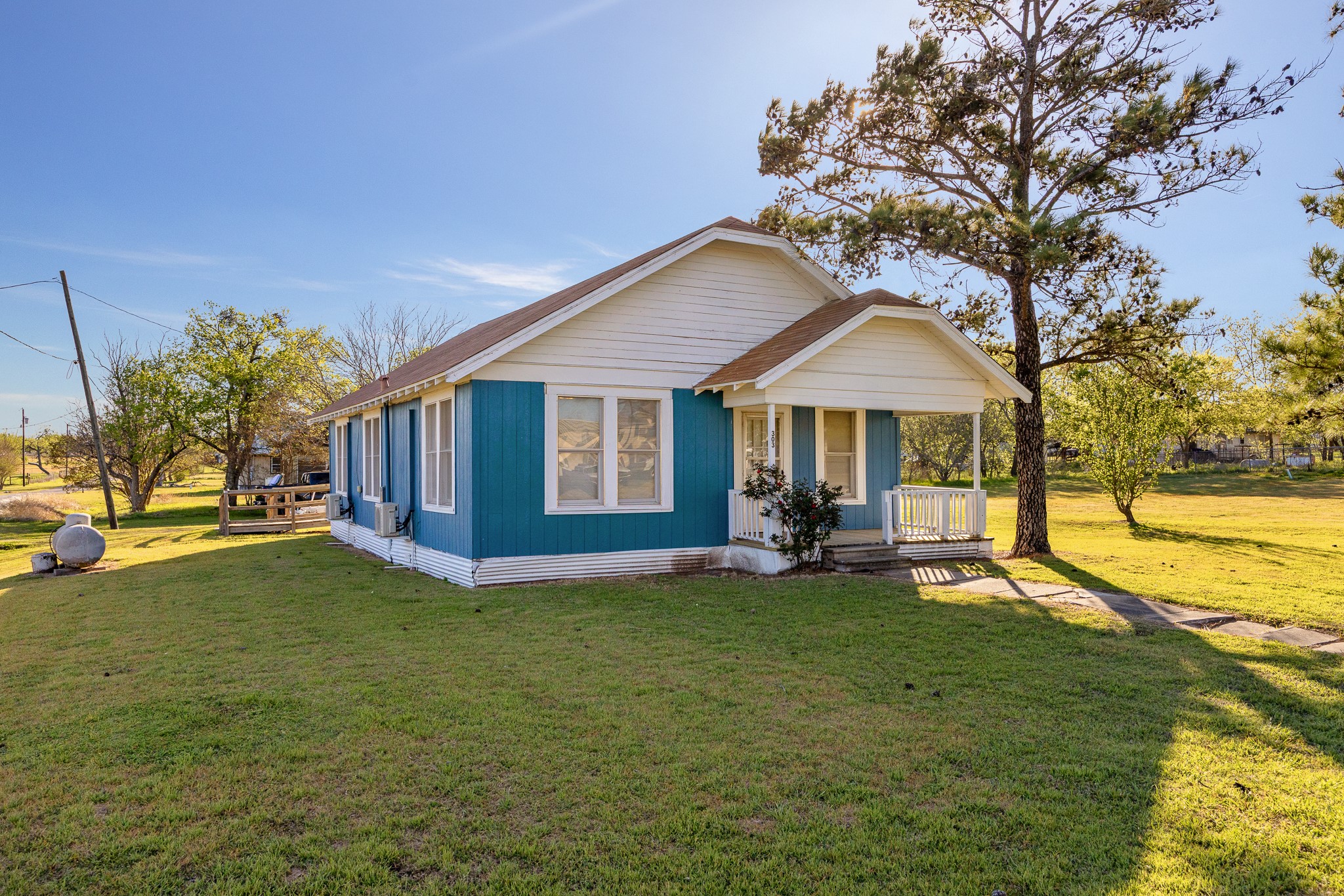 303 Seeley Avenue Mount Calm TX 76673
