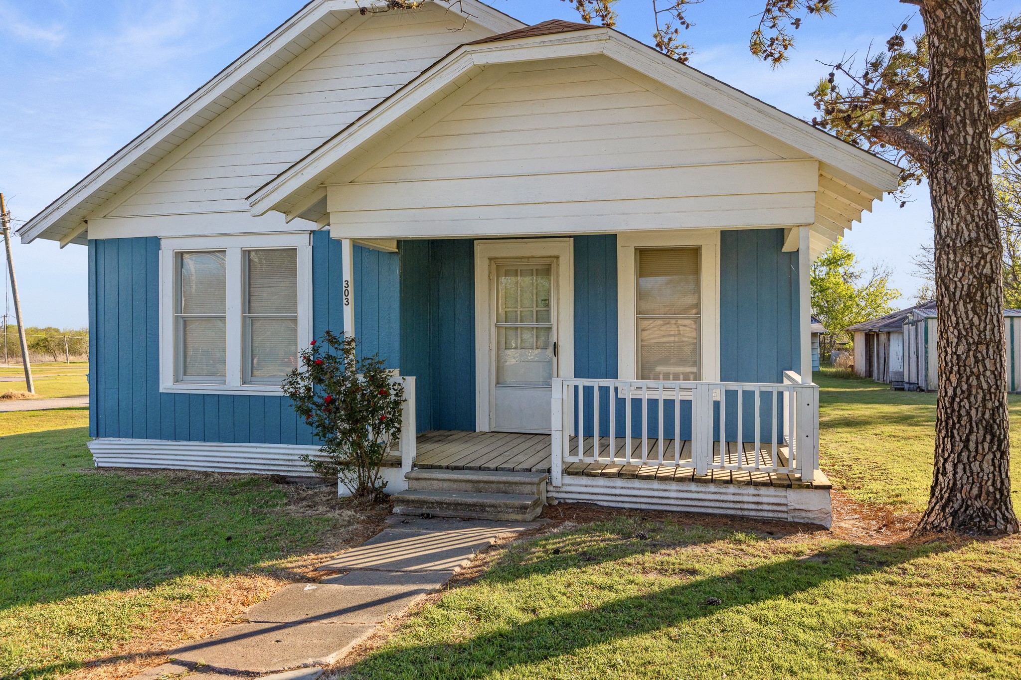 303 Seeley Avenue Mount Calm TX 76673