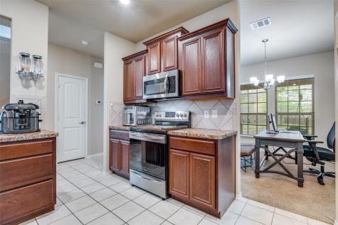 1924 Parkside Mews Lancaster TX 75146