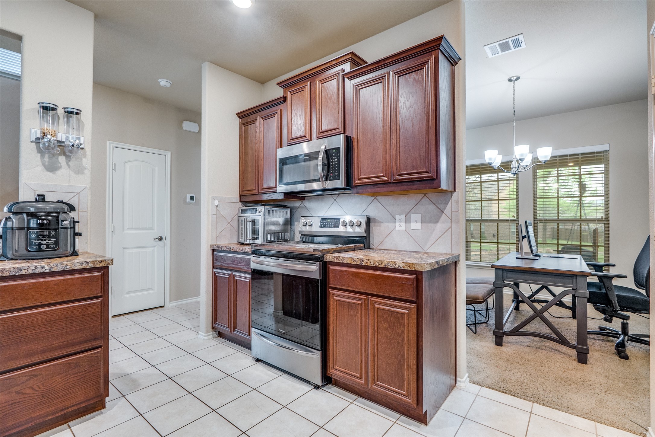 1924 Parkside Mews Lancaster TX 75146