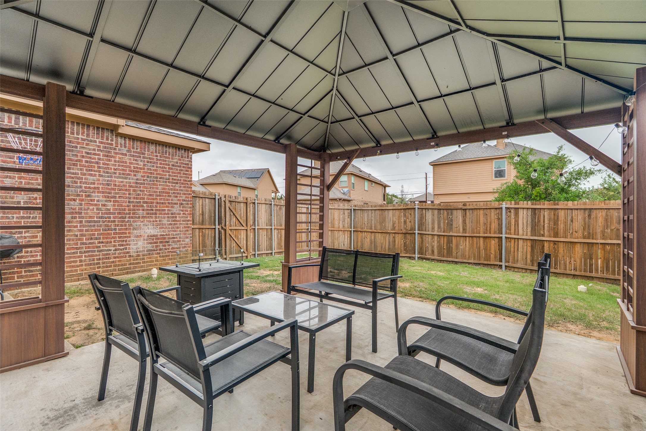 1924 Parkside Mews Lancaster TX 75146