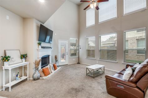 1924 Parkside Mews Lancaster TX 75146