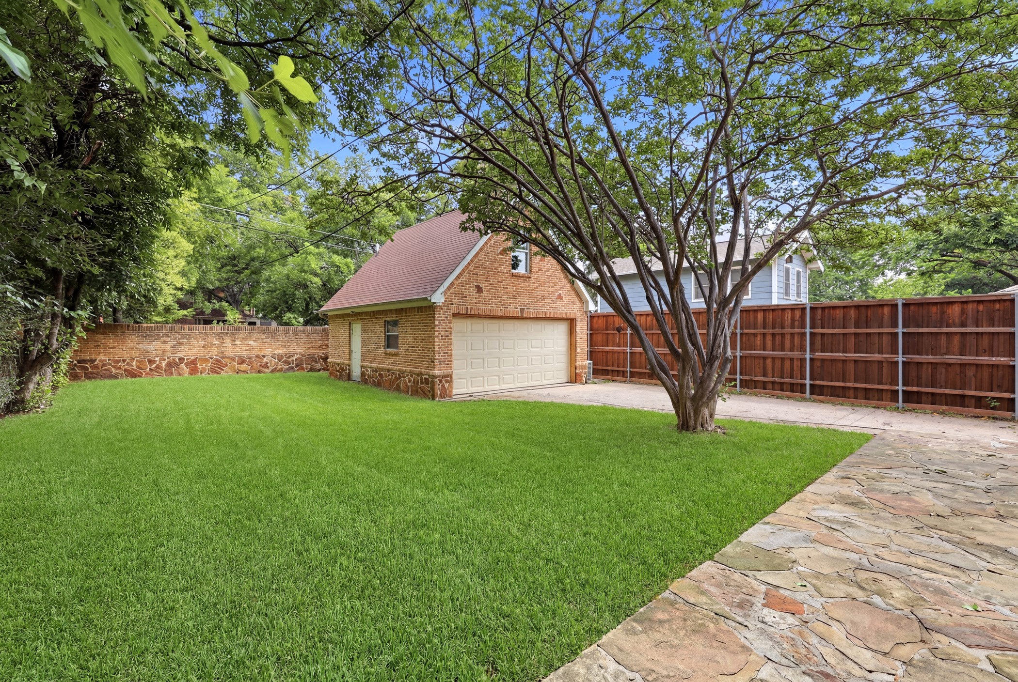 825 Thomasson Drive Dallas TX 75208