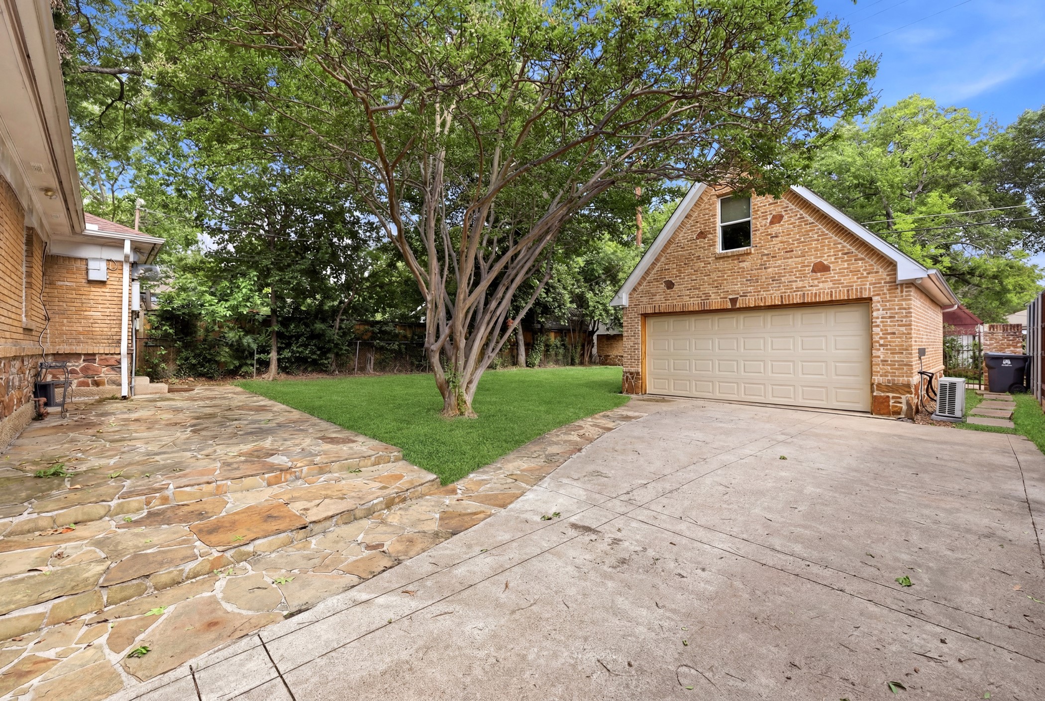 825 Thomasson Drive Dallas TX 75208