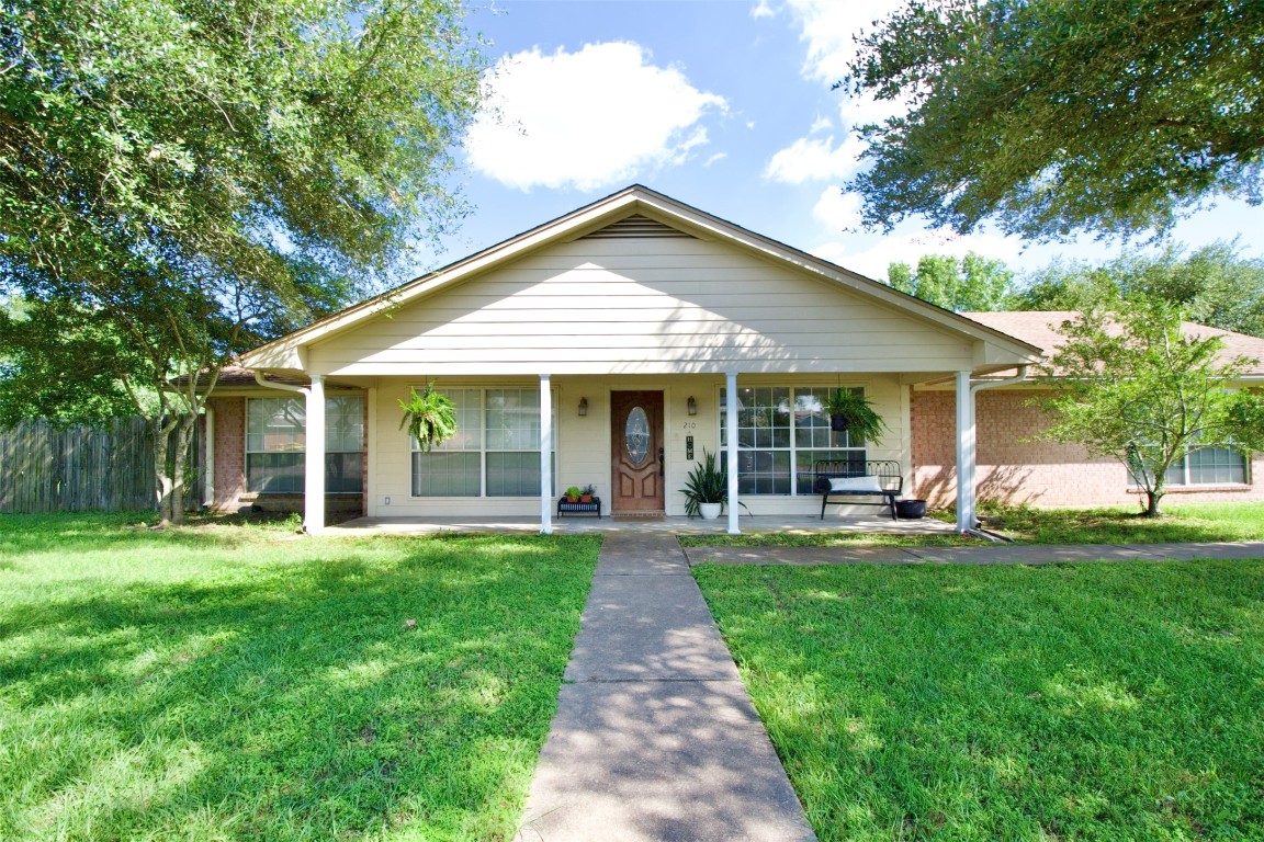 210 Whirlaway Street Groesbeck TX 76642