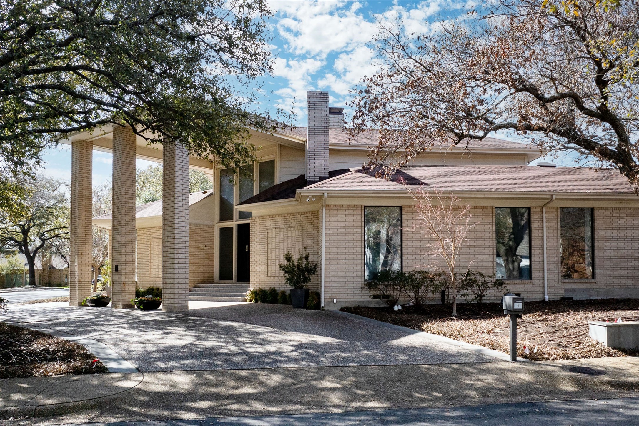 1 Queensview Court Dallas TX 75225
