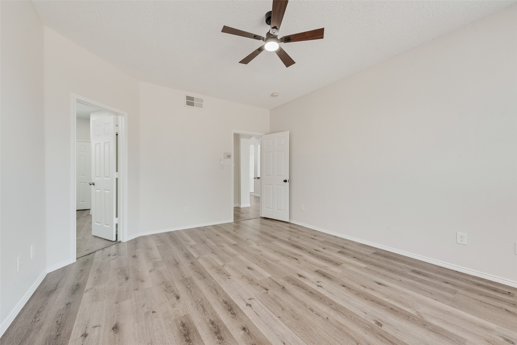 5702 Streamside Drive Arlington TX 76018